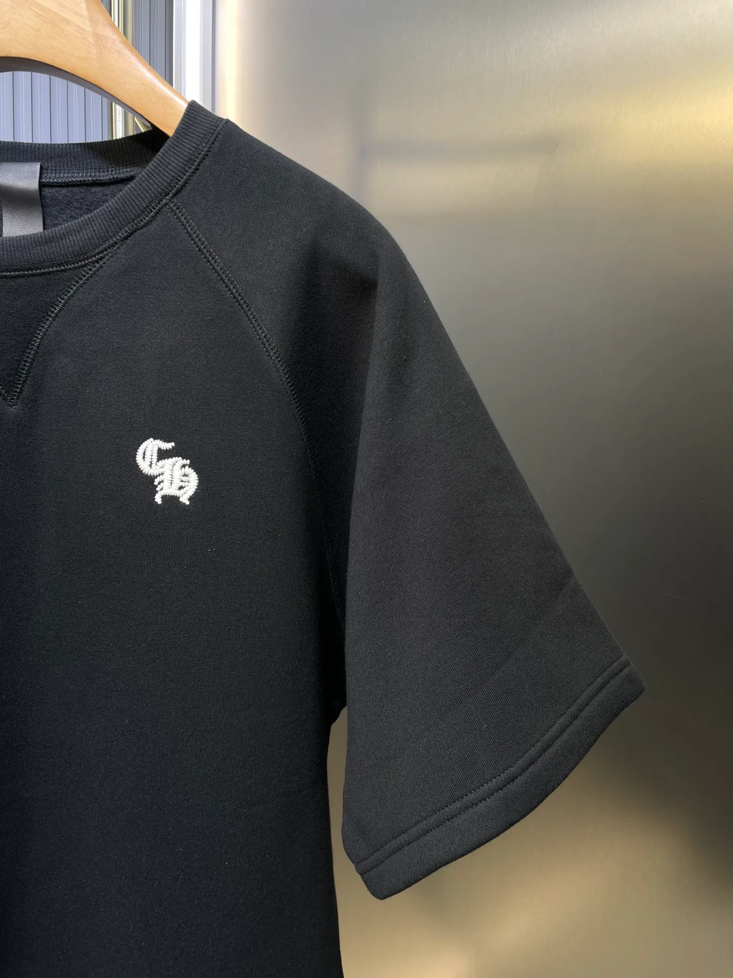 🅿️320 CH🌟【Top Replica】25 pullover embroidered short sweatshirt Original purchased for 6650 The development cost is extremely high The fabric is made of fleece fabric The usage is huge Imported embroidery machine is used for embroidery Customized lambskin leather label The back hardware is aged and silver-plated Size: s m l